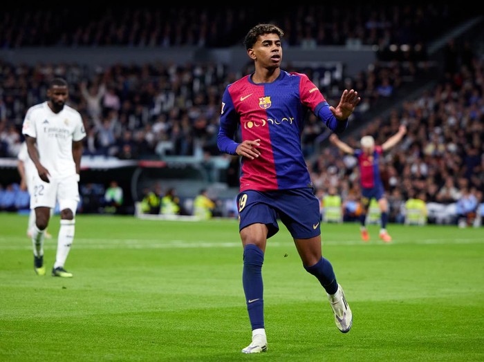 MADRID, SPAIN - OCTOBER 26: Lamine Yamal of FC Barcelona celebrates after scoring their sides third goal during the LaLiga match between Real Madrid CF and FC Barcelona at Estadio Santiago Bernabeu on October 26, 2024 in Madrid, Spain. (Photo by Alvaro Medranda/Quality Sport Images/Getty Images)