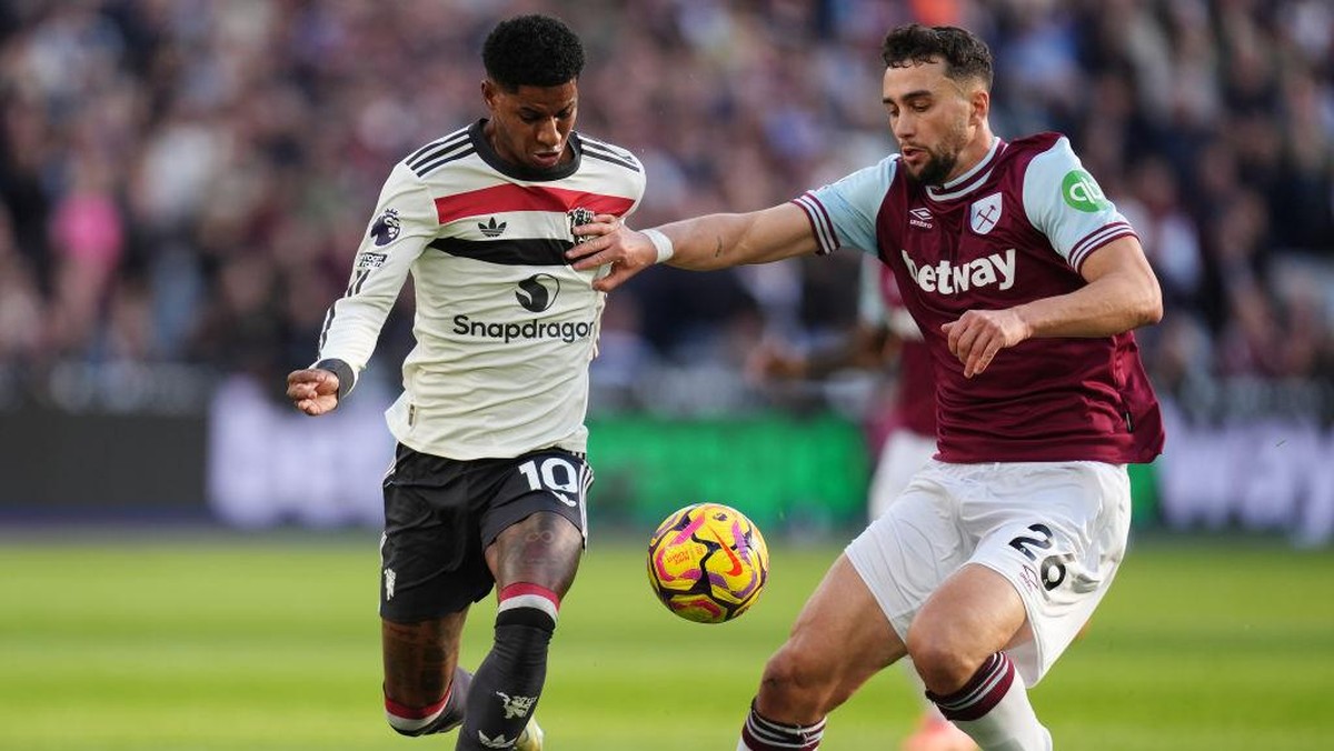 Marcus Rashford (kiri) berduel memperebutkan bola dengan Max Kilman. Foto: PA Images via Getty Images/John Walton - PA Images