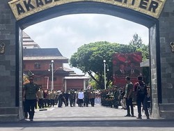 Tinggalkan Akmil Magelang, Wapres Gibran Bagi-bagi Buku dan Susu ke Warga