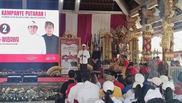 Pasangan calon nomor urut 2, I Gusti Ngurah Jaya Negara-I Kadek Agus Arya Wibawa (Jaya-Wibawa) di saat berkampanye di wantilan Sewaka Prema Desa Adat Renon, Denpasar, Bali, Minggu (27/10/2024). (Foto: Ni Made Lastri Karsiani Putri/detikBali) Pasangan calon nomor urut 2, I Gusti Ngurah Jaya Negara-I Kadek Agus Arya Wibawa (Jaya-Wibawa) di saat berkampanye di wantilan Sewaka Prema Desa Adat Renon, Denpasar, Bali, Minggu (27/10/2024). (Foto: Ni Made Lastri Karsiani Putri/detikBali)