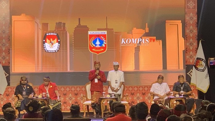 Paslon nomor urut 2, I Gede Dana-I Nengah Swadi (Dana-Swadi), saat debat perdana Pemilihan Bupati (Pilbub) Karangasem yang digelar di Nusa Dua, Badung, Minggu (27/10/2024). (Foto: Rizki Setyo/detikBali) Paslon nomor urut 2, I Gede Dana-I Nengah Swadi (Dana-Swadi), saat debat perdana Pemilihan Bupati (Pilbub) Karangasem yang digelar di Nusa Dua, Badung, Minggu (27/10/2024). (Foto: Rizki Setyo/detikBali)