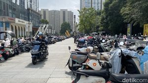 Potret Pemotor di China Selimutan Lawan Hawa Dingin