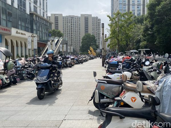 Potret Pemotor di China Selimutan Lawan Hawa Dingin