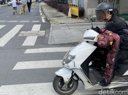 Brr... Pemotor di China Selimutan buat Halau Cuaca Dingin