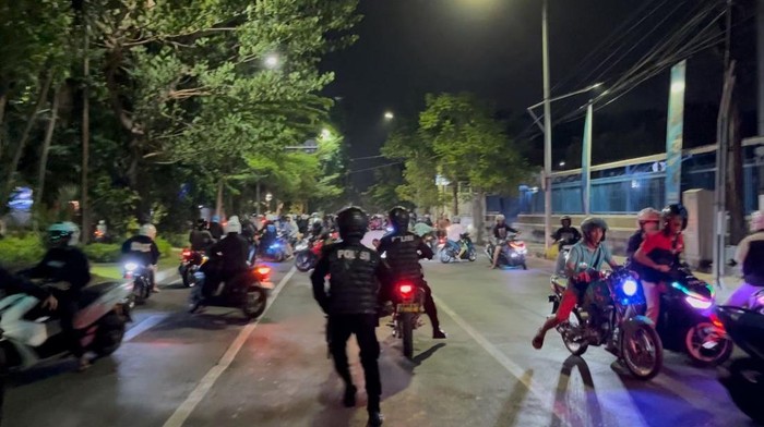 Polrestabes Surabaya dikala melaksanakan patroli. Polrestabes Surabaya dikala melaksanakan patroli.