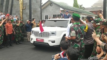 Prabowo Terbang Tinggalkan Akmil, Sapa Warga dari Langit dengan MV3 Garuda