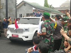 Prabowo Tinggalkan Akmil Magelang, Sapa Warga dari Maung Garuda