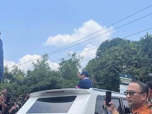 Tinggalkan Akmil Magelang, Prabowo Sapa Warga dari MV3 Garuda Limousine