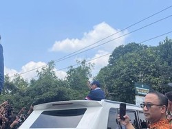 Tinggalkan Akmil Magelang, Prabowo Sapa Warga dari MV3 Garuda Limousine