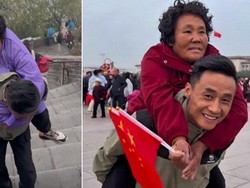 Terpuji! Pria China Traveling dengan Gendong Ibunya yang Lumpuh