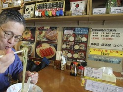 5 Orang Ini Kecanduan hingga Jadi Kolektor Mie Instan