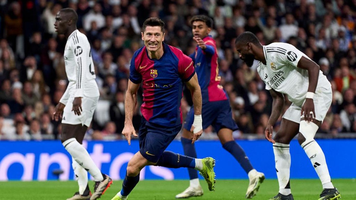 Momen gol Robert Lewandowski ke gawang Real Madrid. (Foto: Getty Images/Diego Souto)
