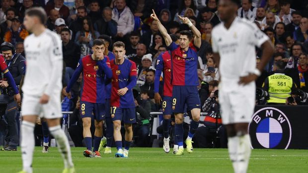 Soccer Football - LaLiga - Real Madrid v FC Barcelona - Santiago Bernabeu, Madrid, Spain - October 26, 2024 FC Barcelona's Robert Lewandowski celebrates scoring their second goal REUTERS/Susana Vera