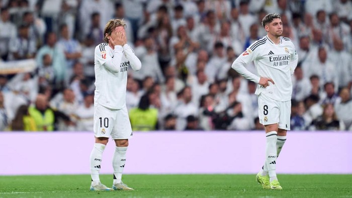 MADRID, SPAIN - OCTOBER 26: Luka Modric of Real Madrid CF and Federico Valverde of Real Madrid CF react during the LaLiga EA Sports match between Real Madrid CF and FC Barcelona at Estadio Santiago Bernabeu on October 26, 2024 in Madrid, Spain. (Photo by Mateo Villalba/Getty Images)