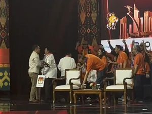 Video Momen RK Hampiri Pramono-Rano saat Break Debat: Salaman-Pelukan