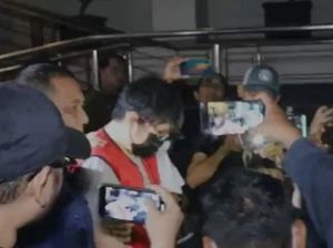 Tampang Ronald Tannur Pakai Rompi Merah Lagi Usai Vonis Bebas Dibatalkan Tampang Ronald Tannur Pakai Rompi Merah Lagi Usai Vonis Bebas Dibatalkan