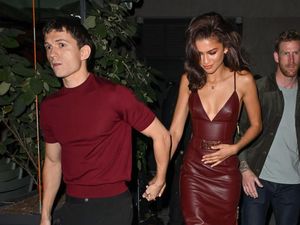Viral, Bak Superhero Tom Holland Lindungi Zendaya dari Paparazzi Saat Ngedate Viral, Bak Superhero Tom Holland Lindungi Zendaya dari Paparazzi Saat Ngedate
