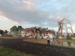 Tower Ambruk Timpa Kantor Camat di Manggarai Barat, Telkomsel Janjikan Bantuan Tower Ambruk Timpa Kantor Camat di Manggarai Barat, Telkomsel Janjikan Bantuan