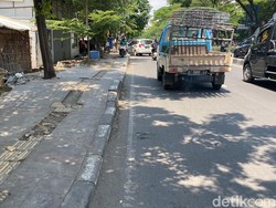 Duh! Trotoar di Jalan Soetta Bandung Rontok Dilindas Motor