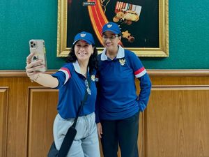 Veronica Tan-Sri Mulyani Selfie Berlatar Lukisan Jenderal Soesilo Sudarman