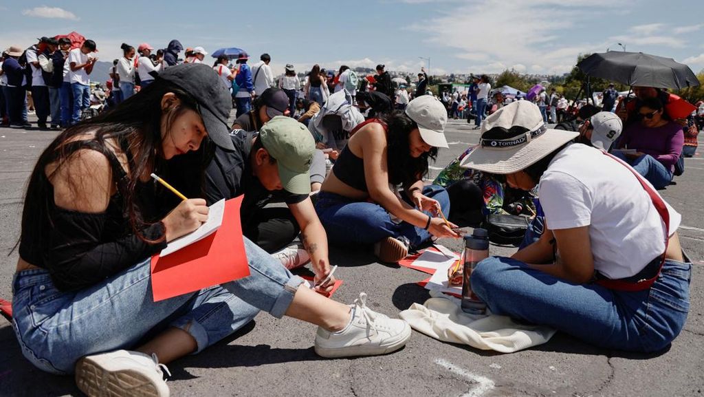 Warga Ekuador Ciptakan Rekor Dunia Menggambar Bersama Terbanyak Warga Ekuador Ciptakan Rekor Dunia Menggambar Bersama Terbanyak
