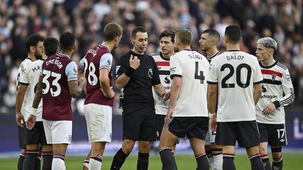 Soccer Football - Premier League - West Ham United v Manchester United - London Stadium, London, Britain - October 27, 2024 Manchester United's Matthijs de Ligt remonstrates with referee David Coote after a penalty is awarded to West Ham United REUTERS/Tony O Brien EDITORIAL USE ONLY. NO USE WITH UNAUTHORIZED AUDIO, VIDEO, DATA, FIXTURE LISTS, CLUB/LEAGUE LOGOS OR 'LIVE' SERVICES. ONLINE IN-MATCH USE LIMITED TO 120 IMAGES, NO VIDEO EMULATION. NO USE IN BETTING, GAMES OR SINGLE CLUB/LEAGUE/PLAYER PUBLICATIONS. PLEASE CONTACT YOUR ACCOUNT REPRESENTATIVE FOR FURTHER DETAILS..