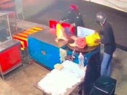 2 Pria Ditangkap Polisi karena Taruh 2 Kepala Babi di Kedai Makanan