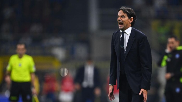 MILAN, ITALY - OCTOBER 27: Head coach of FC Internazionale Simone Inzaghi in action during the Serie A match between FC Internazionale and Juventus at Stadio Giuseppe Meazza on October 27, 2024 in Milan, Italy. (Photo by Mattia Ozbot - Inter/Inter via Getty Images)