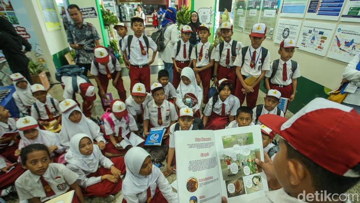 Anak-anak dari sekolah dasar mengikuti ekspo bulan bahasa dan sastra di Gedung Mendikdasmen, Jakarta. Mereka terlihat  bergairah  dikala mengikuti kesibukan tersebut.