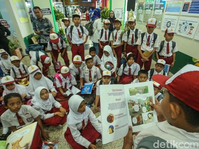 Antusias Anak-anak SD Ikut Pameran Bulan Bahasa dan Sastra