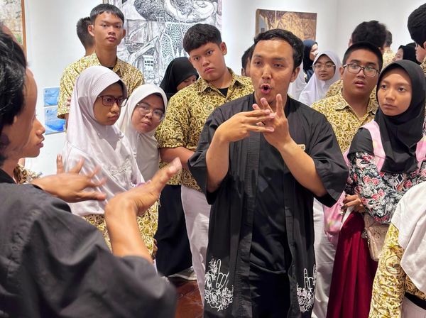 Antusias Murid Berkebutuhan Khusus Kunjungi Pameran Lukisan