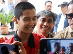 Video: Permintaan Maaf Armor pada Cut Intan Sebelum Sidang Kasus KDRT Video: Permintaan Maaf Armor pada Cut Intan Sebelum Sidang Kasus KDRT