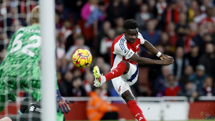 Soccer Football - Premier League - Arsenal v Liverpool - Emirates Stadium, London, Britain - October 27, 2024 Arsenals Bukayo Saka scores their first goal Action Images via Reuters/Peter Cziborra EDITORIAL USE ONLY. NO USE WITH UNAUTHORIZED AUDIO, VIDEO, DATA, FIXTURE LISTS, CLUB/LEAGUE LOGOS OR LIVE SERVICES. ONLINE IN-MATCH USE LIMITED TO 120 IMAGES, NO VIDEO EMULATION. NO USE IN BETTING, GAMES OR SINGLE CLUB/LEAGUE/PLAYER PUBLICATIONS. PLEASE CONTACT YOUR ACCOUNT REPRESENTATIVE FOR FURTHER DETAILS..