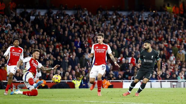 Soccer Football - Premier League - Arsenal v Liverpool - Emirates Stadium, London, Britain - October 27, 2024 Liverpool's Mohamed Salah scores their second goal Action Images via Reuters/Peter Cziborra EDITORIAL USE ONLY. NO USE WITH UNAUTHORIZED AUDIO, VIDEO, DATA, FIXTURE LISTS, CLUB/LEAGUE LOGOS OR 'LIVE' SERVICES. ONLINE IN-MATCH USE LIMITED TO 120 IMAGES, NO VIDEO EMULATION. NO USE IN BETTING, GAMES OR SINGLE CLUB/LEAGUE/PLAYER PUBLICATIONS. PLEASE CONTACT YOUR ACCOUNT REPRESENTATIVE FOR FURTHER DETAILS..