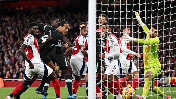 Soccer Football - Premier League - Arsenal v Liverpool - Emirates Stadium, London, Britain - October 27, 2024 Liverpool's Virgil van Dijk scores their first goal REUTERS/Dylan Martinez EDITORIAL USE ONLY. NO USE WITH UNAUTHORIZED AUDIO, VIDEO, DATA, FIXTURE LISTS, CLUB/LEAGUE LOGOS OR 'LIVE' SERVICES. ONLINE IN-MATCH USE LIMITED TO 120 IMAGES, NO VIDEO EMULATION. NO USE IN BETTING, GAMES OR SINGLE CLUB/LEAGUE/PLAYER PUBLICATIONS. PLEASE CONTACT YOUR ACCOUNT REPRESENTATIVE FOR FURTHER DETAILS..