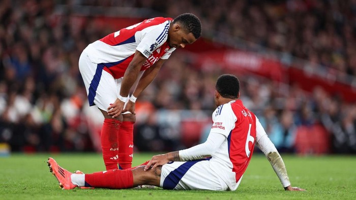 LONDON, ENGLAND - OCTOBER 27: Gabriel Magalhaes of Arsenal down injured during the Premier League match between Arsenal FC and Liverpool FC at Emirates Stadium on October 27, 2024 in London, England. (Photo by Robbie Jay Barratt - AMA/Getty Images)