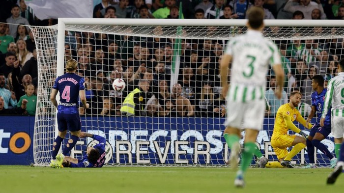Soccer Football - LaLiga - Real Betis v Atletico Madrid - Estadio Benito Villamarin, Seville, Spain - October 27, 2024 Atletico Madrids Jose Maria Gimenez scores Real Betis first with an own goal REUTERS/Marcelo Del Pozo