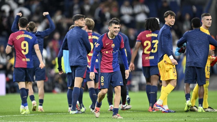 MADRID, SPAIN - OCTOBER 26: Pedri of Barcelona celebrates after LaLiga match between Real Madrid and Barcelona at Santiago Bernabeu in Madrid, Spain on October 26, 2024. (Photo by Burak Akbulut/Anadolu via Getty Images)