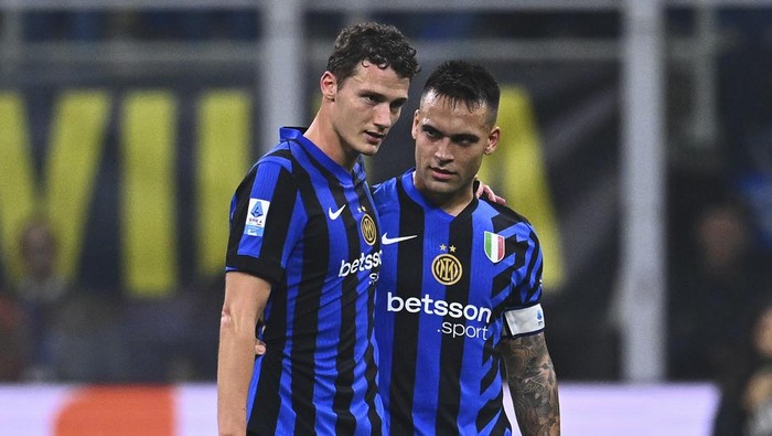 MILAN, ITALY - OCTOBER 27: Lautaro Martinez and Benjamin Pavard of FC Internazionale during the Serie A match between FC Internazionale and Juventus at Stadio Giuseppe Meazza on October 27, 2024 in Milan, Italy. (Photo by Mattia Ozbot - Inter/Inter via Getty Images)