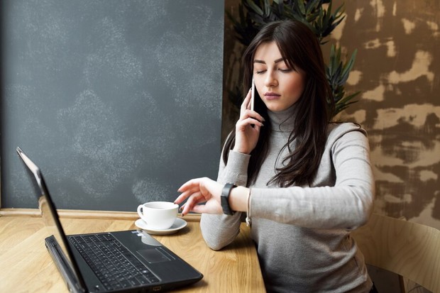 Beristirahat sebentar di tengah kesibukan/ Foto: Freepik/senivpetro