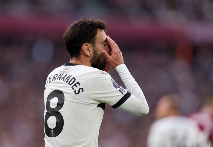  Bruno Fernandes of Manchester United during the Premier League match between West Ham United FC and Manchester United FC at London Stadium on October 27, 2024 in London, England. (Photo by Catherine Ivill - AMA/Getty Images)