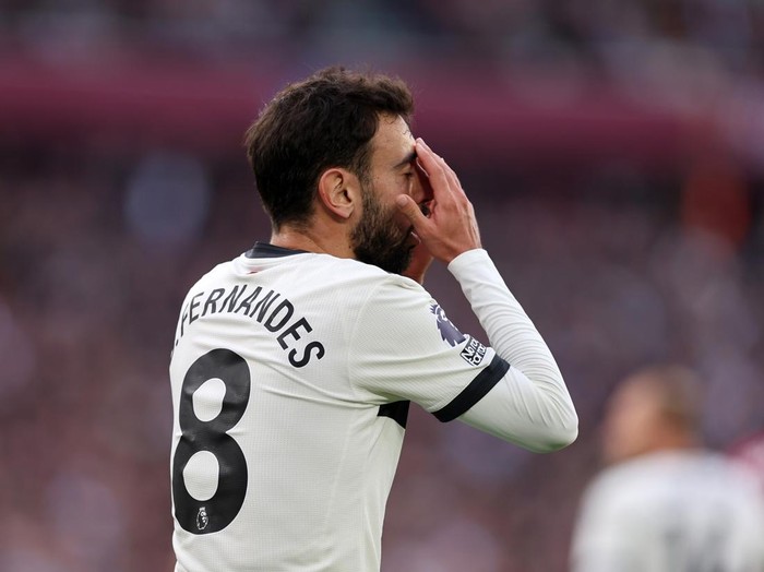 LONDON, ENGLAND - OCTOBER 27: Bruno Fernandes of Manchester United  during the Premier League match between West Ham United FC and Manchester United FC at London Stadium on October 27, 2024 in London, England. (Photo by Catherine Ivill - AMA/Getty Images)