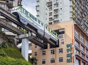 Unik, Jalur Kereta Menembus Apartemen Ini Jadi Wisata di China Unik, Jalur Kereta Menembus Apartemen Ini Jadi Wisata di China