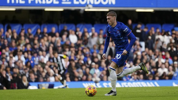 Chelsea's Cole Palmer takes control of the ball just before scoring his side's second goal during the English Premier League soccer match between Chelsea and Newcastle at Stamford Bridge in London, Sunday, Oct. 27, 2024. (AP Photo/Dave Shopland)