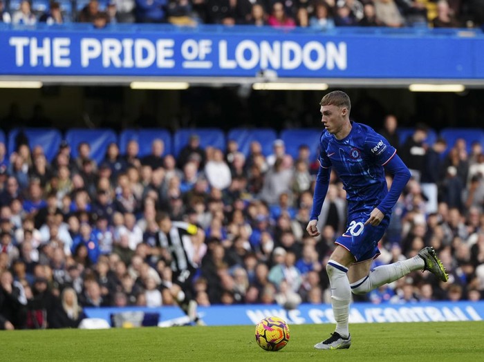 Chelseas Cole Palmer takes control of the ball just before scoring his sides second goal during the English Premier League soccer match between Chelsea and Newcastle at Stamford Bridge in London, Sunday, Oct. 27, 2024. (AP Photo/Dave Shopland)