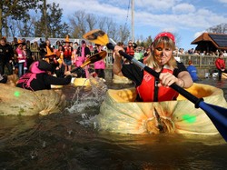 Video: Unik! Perlombaan Kayak di Belgia Pakai Labu Raksasa