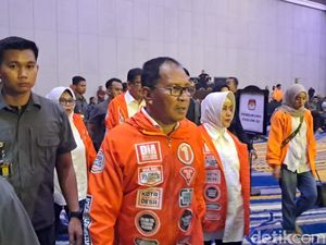 Danny Pomanto Tiba di Lokasi Debat Pilgub Sulsel Pakai Jaket Oranye Danny Pomanto Tiba di Lokasi Debat Pilgub Sulsel Pakai Jaket Oranye