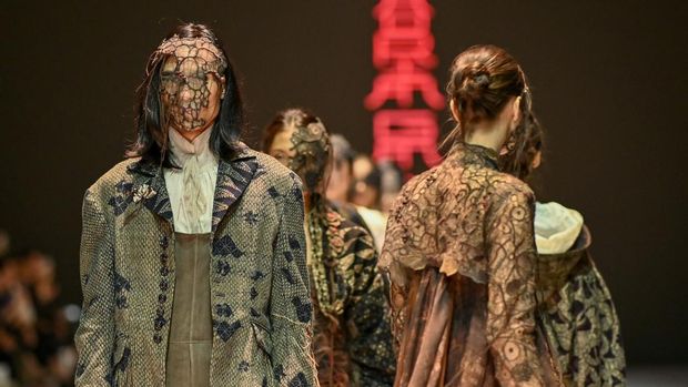 Dewi Fashion Knights (DFK) menutup gelaran Jakarta Fashion Week (JFW) 2025.