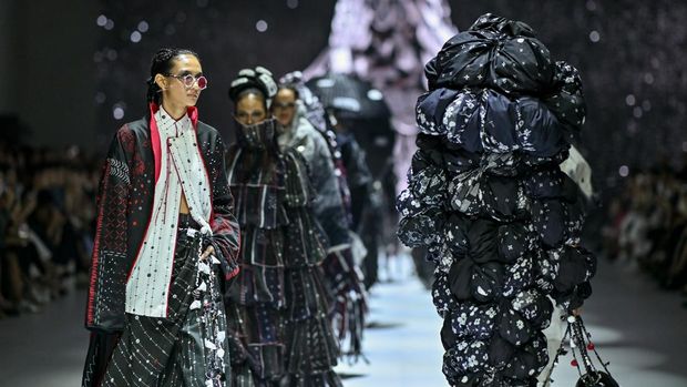 Dewi Fashion Knights (DFK) menutup gelaran Jakarta Fashion Week (JFW) 2025.