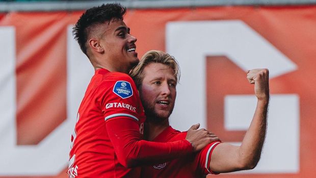 Mees Hilgers mencetak gol saat FC Twente vs Heracles Almelo di Stadion De Grolsch Veste, Minggu (27/10). (Dok. FC Twente)